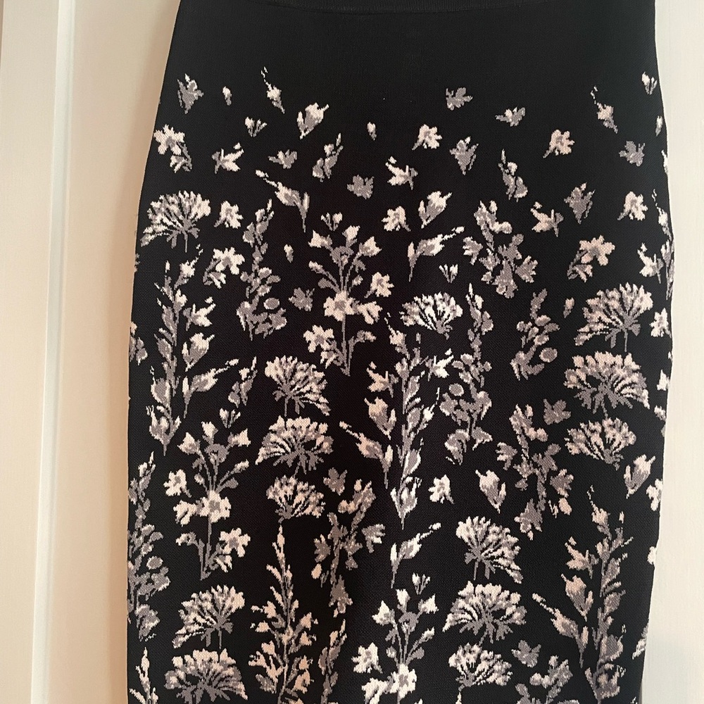 NWT BCBG Max Azria Black and White Floral Pencil Skirt Size S